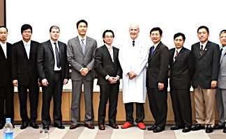 Dr. Prayuth Somprakit (5th right), CEO of the Bangkok Hospital Pattaya and Director Dr. Pichit Kangwolkij (3rd left) invited three American anesthesiologists to address a Continuous Medical Education (CME) meeting at the Hospital. Other distinguished participants included Dr. Tony Tsai (6th left), Dr. Gary Pastuchenko (4th left), Dr. Minh Phan (5th left), Dr. Iain Corness (6th right), Dr. Supakorn Winnawan (4th right), and Dr. Khomsan Wasuwanij (3rd right).